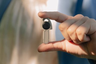 Kadınların elleri, müstakbel dairenin anahtarlarını tutuyor. Gayrimenkul alım satımı kavramı.