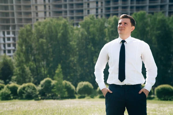 Elegante Hombre Europeo Ropa Negocios Sobre Fondo Construcción Concepto Ingeniero — Foto de Stock