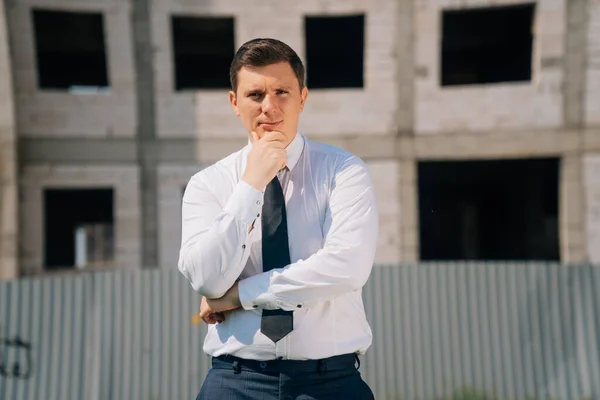 Elegante Hombre Europeo Ropa Negocios Sobre Fondo Construcción Concepto Ingeniero — Foto de Stock