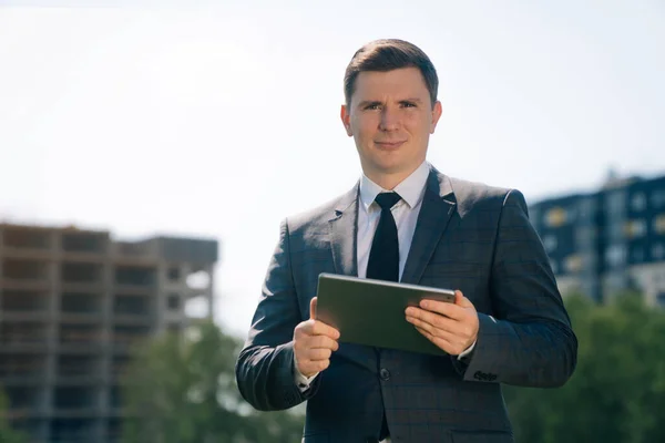 Elegante Joven Sostiene Una Tableta Digital Contra Telón Fondo Ciudad — Foto de Stock