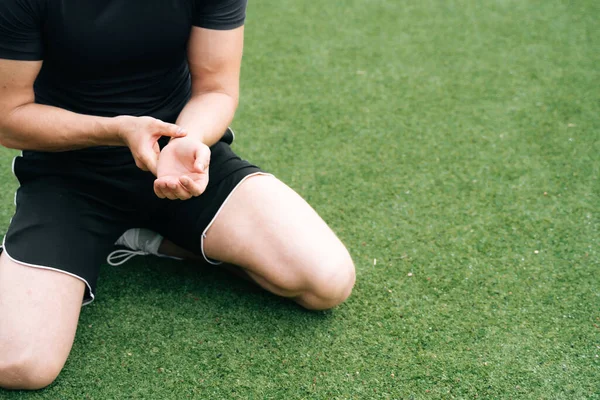 Atleta Sostiene Mano Cerca Rómpete Muñeca Entrenamiento Concepto Una Lesión — Foto de Stock