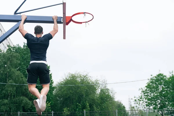 Trener Fitness Zatrzymuje Się Poprzeczkach Koszykówki Koncepcja Ćwiczeń Mięśniach Piersiowych — Zdjęcie stockowe