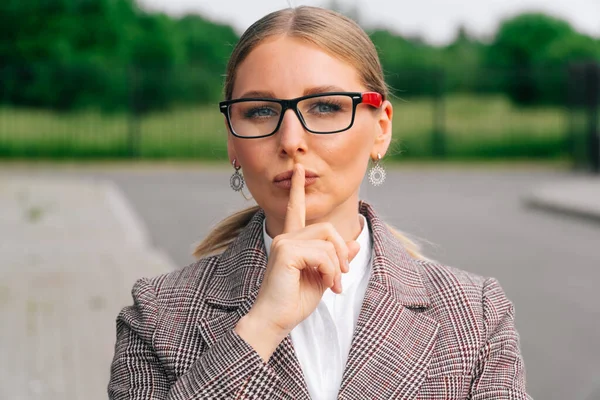 这个优雅的女人把她的手放在嘴唇上 沉默的标志的概念 一名工程师在建筑工地发出警告 — 图库照片