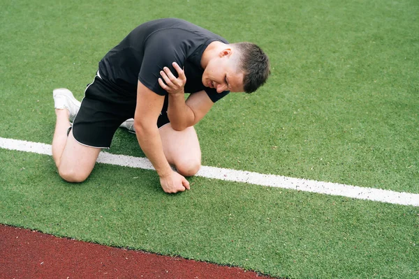 Atleta Sostiene Mano Cerca Rómpete Muñeca Entrenamiento Concepto Una Lesión — Foto de Stock