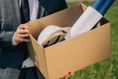 Ofis müdürleri işten çıkarıldıktan sonra kutular. Yeni bir işe geçtikten sonra müdürün kişisel eşyaları konsepti