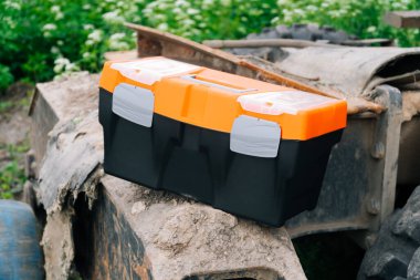 İnşaat işleri için depolama araçları için kapalı bir kutu. İş yerindeki siyah turuncu kutu kavramı.