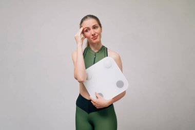 Yan tarafa bakan genç bir Avrupalı vücut geliştiricinin portresi. Spor sahasında bir adama yaklaş.