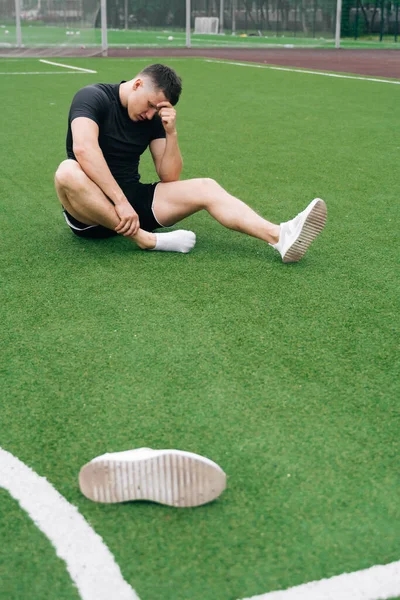 Idrottaren Fotbollsplanen Håller Foten Förskjutning Foten Eller Stukning Leden Begreppet — Stockfoto