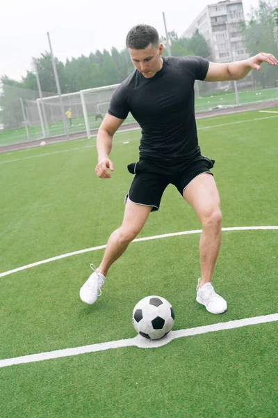 Erkek koçun genel dikey atışı top oynamaktır. Spor futbolu öğretme kavramı.