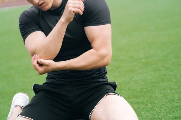 Atleta Sostiene Mano Cerca Rómpete Muñeca Entrenamiento Concepto Una Lesión — Foto de Stock