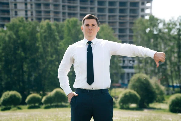 Retrato Hombre Trastornado Con Casco Protector Blanco Con Papel Las — Foto de Stock