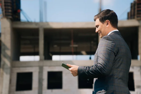 Retrato Hombre Pensativo Con Casco Blanco Sobre Fondo Una Construcción — Foto de Stock