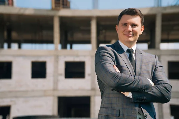 Retrato Hombre Con Estilo Éxito Estricto Traje Negocios Contra Fondo — Foto de Stock