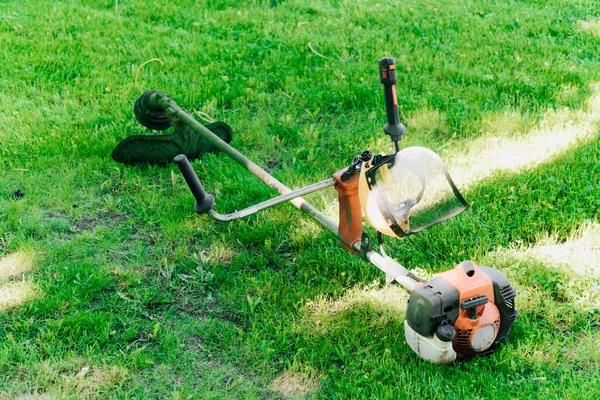 Ein Rasenmäher Steht Einem Sommertag Auf Dem Grünen Rasen Einem — Stockfoto