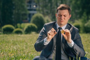 İşadamı portresi bir işaret ve kripto para birimi Bitcoin tutuyor. Çevrimiçi para yetiştirme kavramı, online iş internetinin grafikleri için yer kopyalama