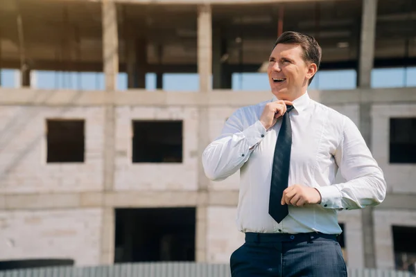 Homem Europeu Elegante Roupas Negócios Contexto Construção Conceito Belo Engenheiro — Fotografia de Stock