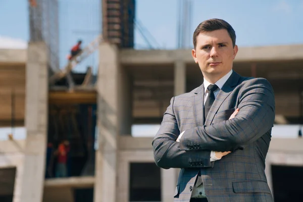 Retrato Hombre Con Estilo Éxito Estricto Traje Negocios Contra Fondo — Foto de Stock