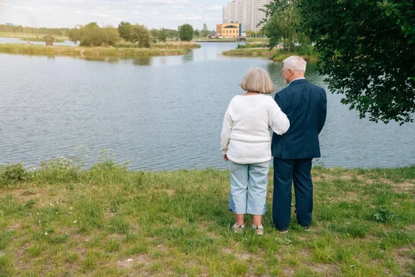 Homem Mulher Idosos Estão Costas Fundo Lago Azul Conceito Olhar — Fotografia de Stock