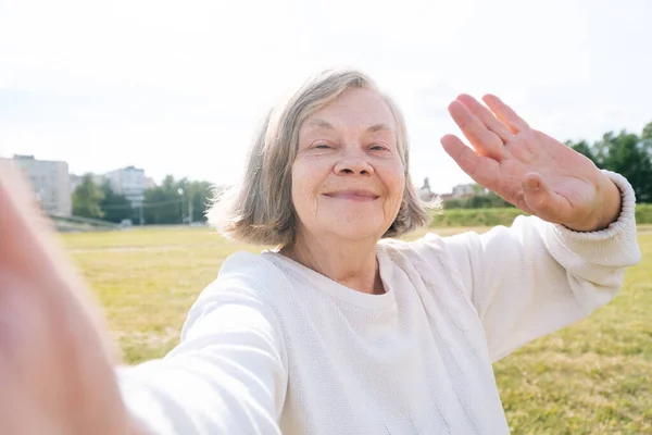 Красивая Европейская Пожилая Женщина Делает Селю Пожилая Бабушка Разговаривает Видео — стоковое фото
