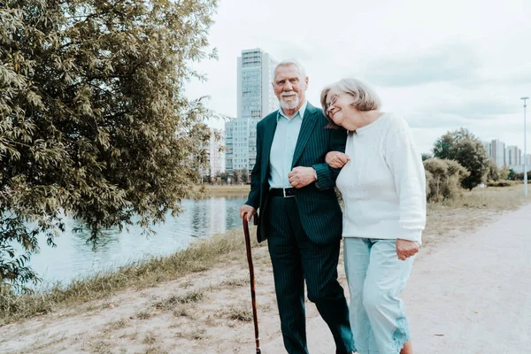 Een Attente Bejaarde Echtpaar Met Een Stijlvolle Wandelstok Het Park — Stockfoto