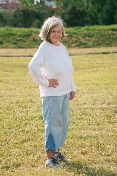 Портрет Седой Взрослой Европейской Бабушки Фоне Природы Парке Пожилая Женщина — стоковое фото