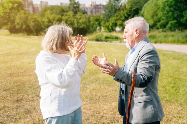 Ouderen Vloeken Tegen Achtergrond Van Natuur Grootouders Kijken Elkaar Aan — Stockfoto