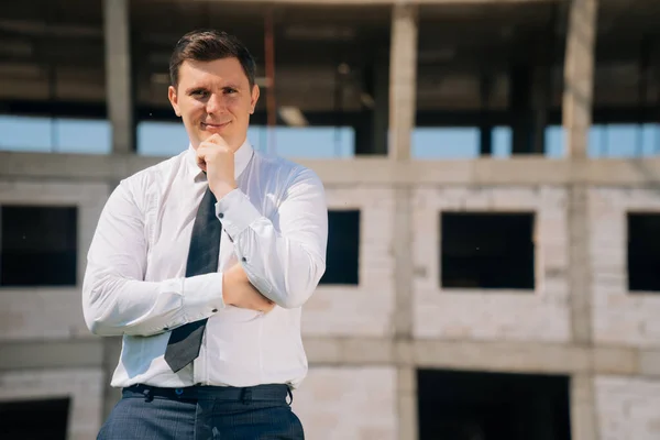 Elegante Hombre Europeo Ropa Negocios Sobre Fondo Construcción Concepto Ingeniero — Foto de Stock