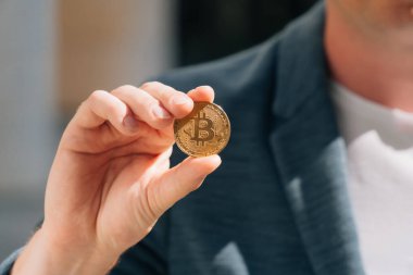 Avrupalı bir işadamının elinde sanal paralar, temiz havadaki bitcoin 'in üst görüntüsü. Çevrimiçi dükkanda sanal para