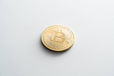 İzole edilmiş beyaz arka planda Bitcoin paralar. Sanal para. Şifreli para birimi çevrimiçi bisküvisi alma kavramı.