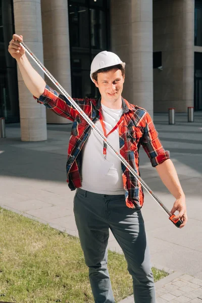 Porträtt Glad Man Vit Hatt Med Ett Måttband Händerna Bakgrund — Stockfoto