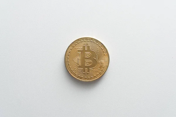 Moedas Bitcoin Fundo Branco Isolado Fechar Dinheiro Virtual Conceito Compra — Fotografia de Stock