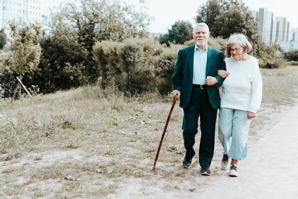 Een Volwassen Europees Echtpaar Loopt Door Stad Een Wandeling Frisse — Stockfoto