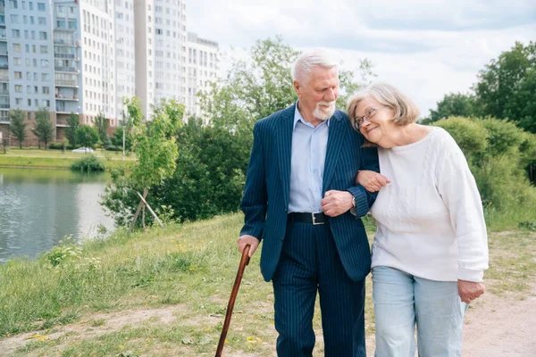 Een Volwassen Europees Echtpaar Loopt Door Stad Een Wandeling Frisse — Stockfoto