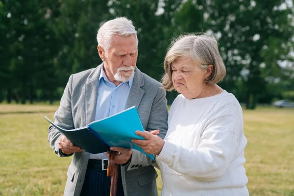 Portret Van Een Grijze Harige Oudere Blanke Mensen Met Een — Stockfoto