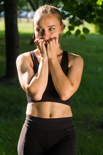 Fitness Atlet Mladá Vyděšená Dívka Drží Ruce Tváři Koncepty Překvapení — Stock fotografie