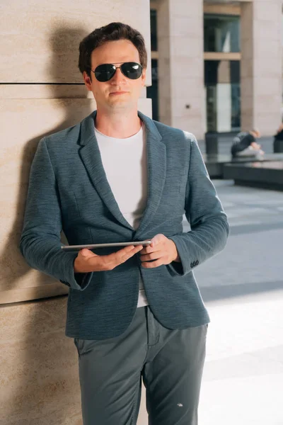 Stylish Young Man Sunglasses Holds Digital Tablet Backdrop City Background — Stock Photo, Image