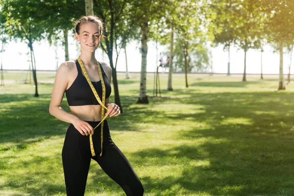 Veselá Šťastná Štíhlá Dívka Drží Rukou Centimetrovou Pásku Koncept Nevhodného — Stock fotografie