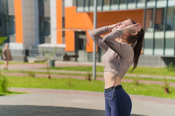 Een Sexy Sportmeisje Poseert Voor Camera Die Haar Haar Boven — Stockfoto