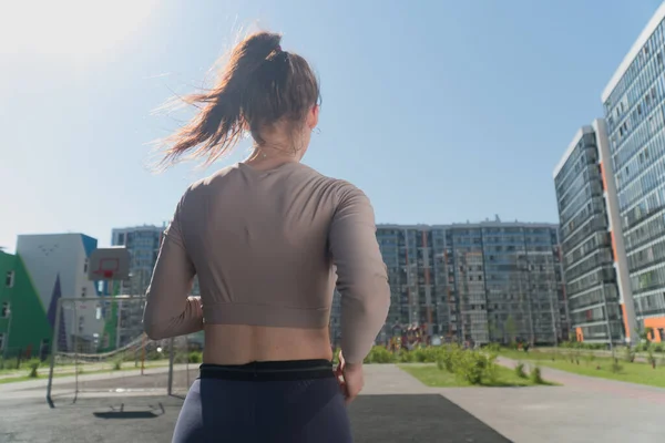 Portret Van Een Stijlvol Jong Meisje Sportkleding Loopt Het Park — Stockfoto