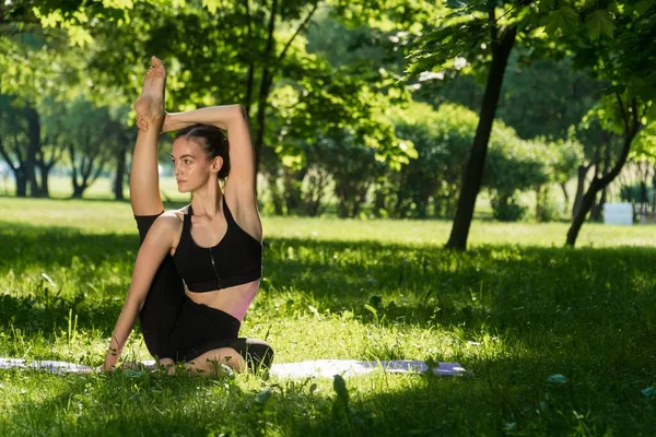 Dziewczyna Outdoorowym Stroju Sportowym Wykonuje Ćwiczenia Odchudzanie Joga Koncepcja Treningu — Zdjęcie stockowe