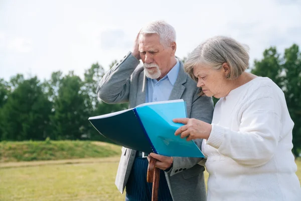 Una Pareja Ancianos Jura Gritar Contra Telón Fondo Naturaleza Los — Foto de Stock