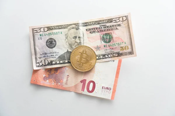 Moeda Biktcoin Encontra Nas Notas Euro Dólar Conceito Moeda Virtual — Fotografia de Stock