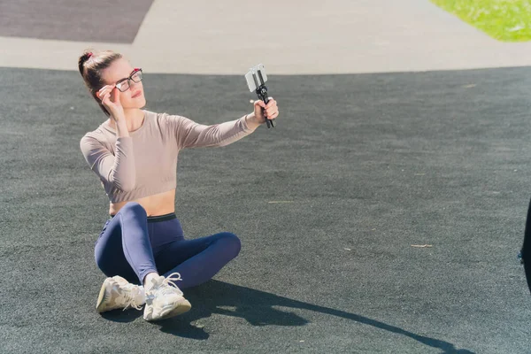 Vidám Kaukázusi Lány Blogger Beszél Egy Okostelefon Kamera Miközben Járdán — Stock Fotó