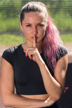 Zarif kadın elini dudağından tutuyor. Sessizlik işareti kavramı. İnşaat alanında çalışan bir mühendisin uyarısı.