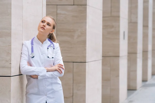 Jonge Mooie Vrouw Arts Een Witte Jas Met Een Stethoscoop — Stockfoto