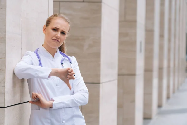 Een Jonge Vrouwelijke Arts Met Een Medisch Masker Laat Zien — Stockfoto