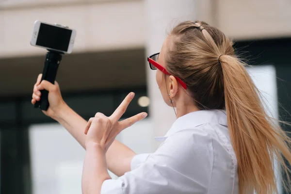 Una Doctora Con Una Bata Blanca Lleva Cabo Una Consulta — Foto de Stock