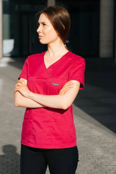 Steteskoplu Beyaz Önlüklü Güzel Bir Kadın Doktor Avrupalı Gülümseyen Doktor — Stok fotoğraf