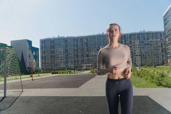 Portret Van Een Stijlvol Jong Meisje Sportkleding Loopt Het Park — Stockfoto