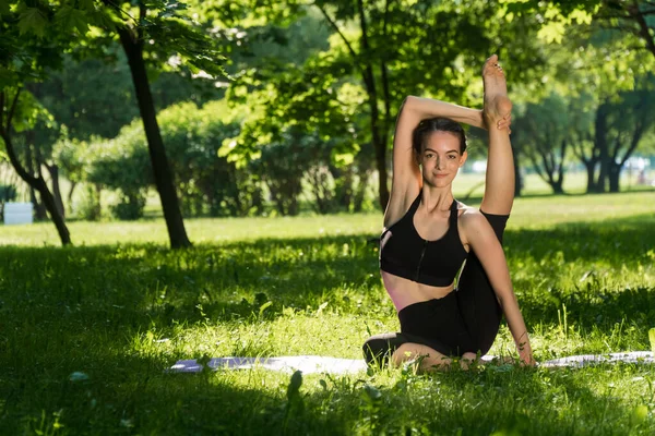 Uma Menina Sportswear Livre Faz Exercício Para Perda Peso Yoga — Fotografia de Stock